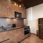 Lances Penthouses *